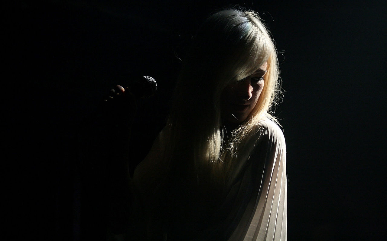 Zola Jesus Okovi Reviewmusik Headwriting Le